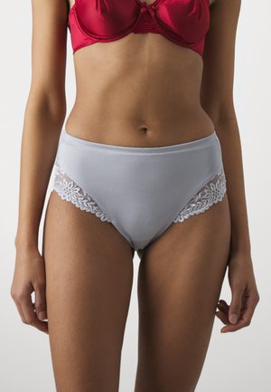 Grå bomuldsbikini med blomsterlacsdetaljer på siderne. Glat tekstur med en klassisk hipster-snit og ingen synlig elastik i taljen.