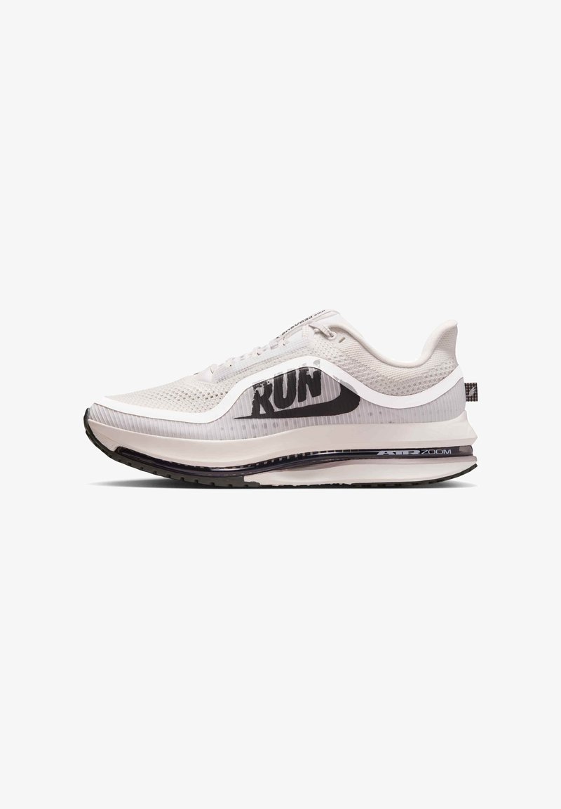 Zapatillas deportivas blancas con parte superior de malla, que presentan un gráfico negro de "RUN", una entresuela acolchada y una suela exterior de goma texturizada.
