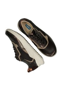 Donkerbruine leren sneakers met een witte zool, voorzien van gestructureerde panelen en bronzen accenten. Vetersluiting en een ronde neus.