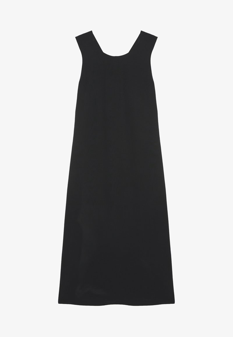 Černé bezramínkové šaty s čtvercovým výstřihem, rovnou siluetou a hladkou texturou. Žádné viditelné vzory nebo akcenty.