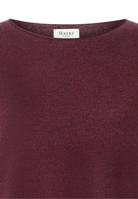 Bordowy sweter z dzianiny z okrągłym dekoltem i miękką fakturą. Metka przy szyi z napisem "MAERZ Muenchen".