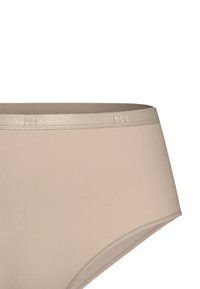 Biancheria intima hipster beige con una texture morbida, caratterizzata da una cintura coordinata lucida e dettagli cuciti sottili lungo i bordi.