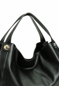 Borsa a tracolla nera in pelle con finitura testurizzata, dotata di due manici allungati, dettagli in hardware dorato e argentato, e design morbido.