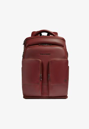 Bruine leren rugzak met een gestructureerd ontwerp, twee voorzakken met rits, een bovenhandvat en verstelbare schouderbanden.