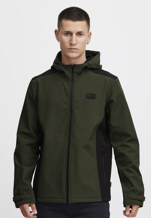 Grüne Softshelljacke mit schwarzen Akzenten, Reißverschluss vorne, verstellbare Kapuze und seitlichen Taschen. Besteht aus langlebigem Material und hat einen figurschmeichelnden Schnitt.