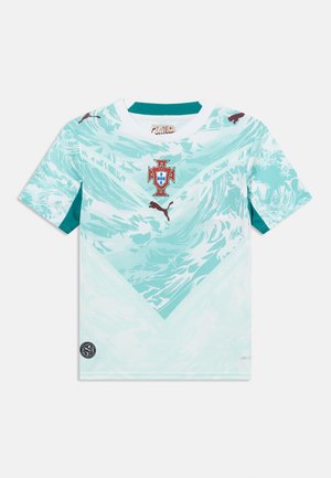 Nogometni dres Portugalske s turkizno-belim vzorcem valov, rdeče-modrim grbom ter rjavim logotipom Puma na prsih in rokavih.