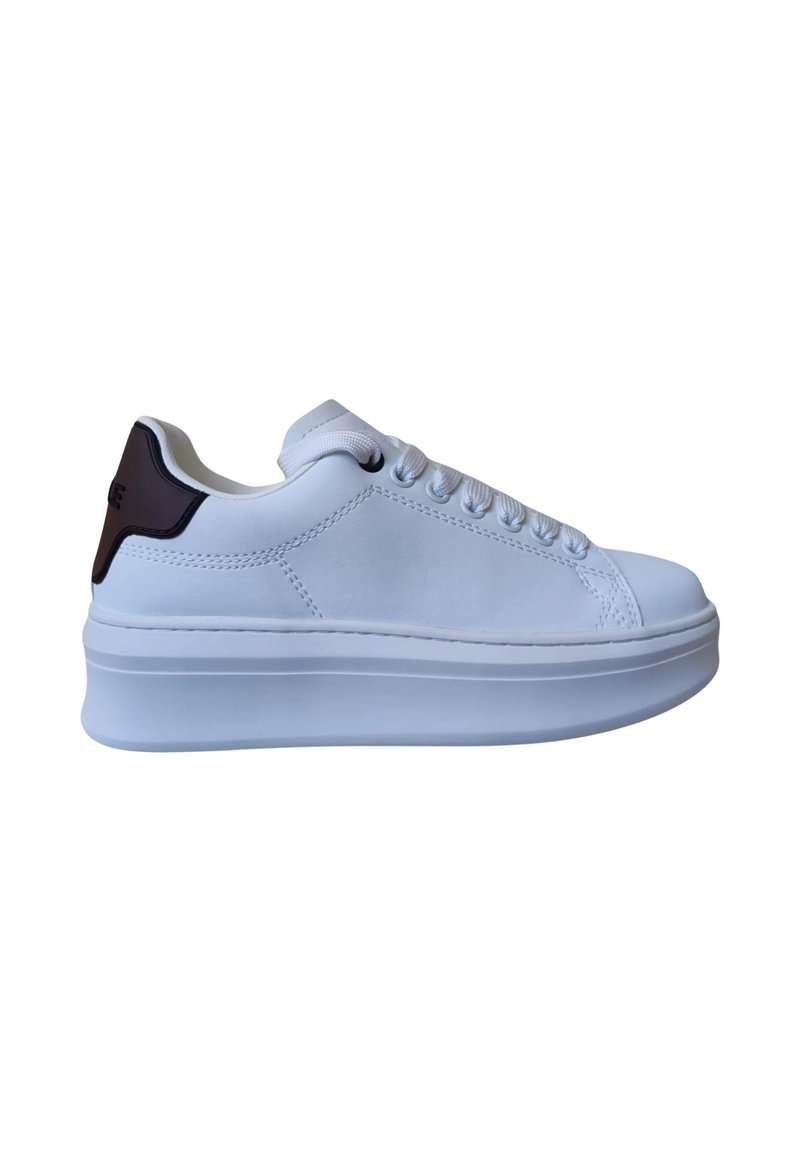 Sneaker bianco con una finitura in pelle liscia, punta rotonda, suola piatta bianca e un accento marrone a contrasto sul retro. Presenta un design standard con lacci.
