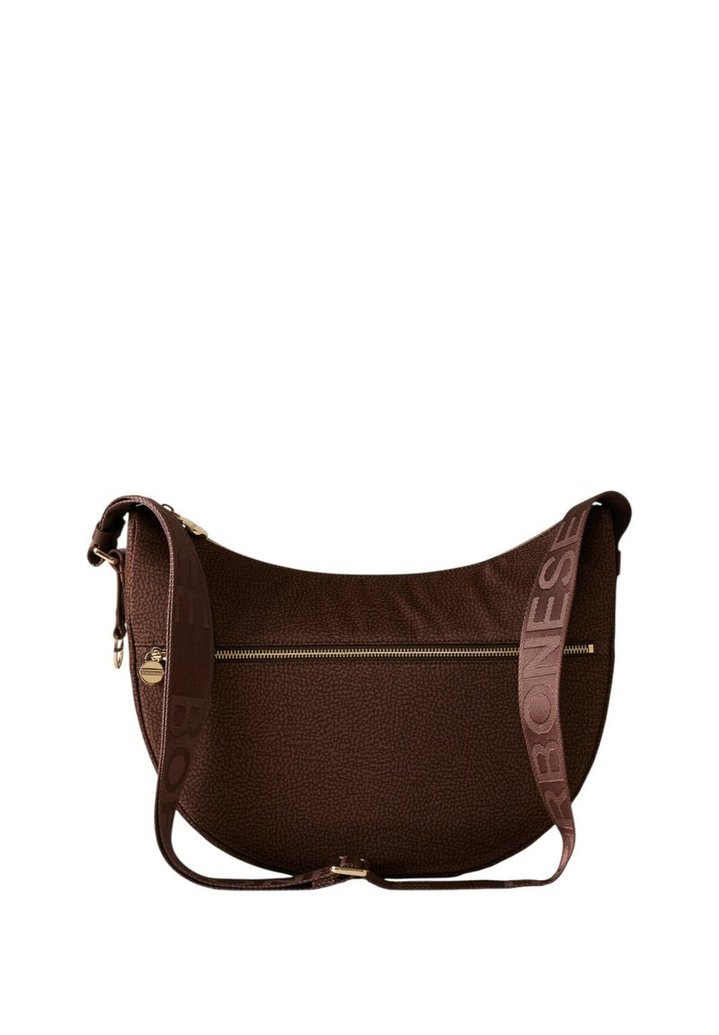 Bolso bandolera de cuero marrón con superficie texturizada, forma curva, cremallera dorada y una correa que lleva la palabra "BONES" en un color contraste.