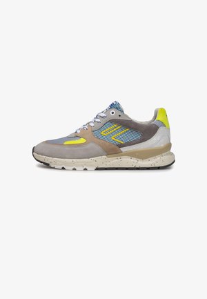 Grauer und beiger Sneaker aus Mesh- und Wildledermaterialien, mit gelben und blauen Akzenten, strukturierten Details und einer gesprenkelten Sohle.