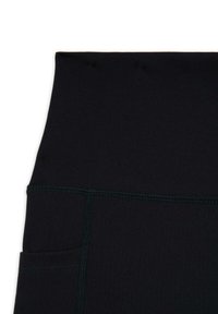 Černé legíny z elastického materiálu mají vysoký pas, kontrastní zelené prošívání a boční kapsu pro pohodlí.