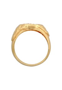 Ring i guldton med strukturerad yta och framträdande upphöjt mönster. Slät insida och polerade kanter. Har röda accenter på toppen.