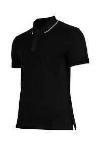 Czarna koszulka polo z krótkimi rękawami, kołnierzykiem i plisą na trzy guziki. Charakteryzuje się białymi akcentami na kołnierzyku i dolnym brzegu, wykonana z miękkiej bawełnianej tkaniny.