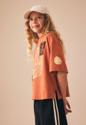 Next, REGULAR FIT - NIRVANA GRAPHIC  - Camiseta estampada - rust brown