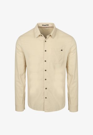 Beige blouse met lange mouwen van stof, met een knoopsluiting aan de voorkant, een zak op de borst en donkere knopen. Soepele textuur met een klassieke kraag.