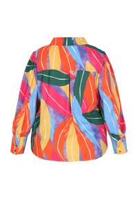 Cămașă butonată multicolor cu un model vibrant de frunze în nuanțe de roșu, portocaliu, verde, galben și albastru; material moale și mâneci bufante.