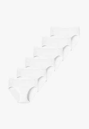 Seks hvide bomulds kvinder trusser arrangeret i et kaskade-stak på en hvid baggrund.