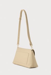 Smėlio spalvos odinė peties rankinė su struktūruota forma, plokščia priekinė kišenė, reguliuojamas dirželis ir auksinės spalvos metalinės detalės.