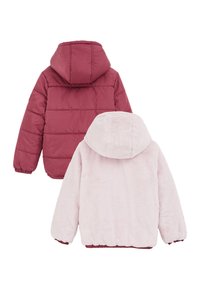 Prikazana su dvije jakne: bordo puffer jakna i svijetlo ružičasta krzna jakna. Obje imaju kapuljače i elastične manžetne; puffer jakna ima kvadratni uzorak.