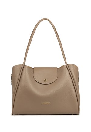 Sac à main en cuir taupe avec un rabat à l'avant et un bouton doré, de longues poignées et le logo Lancaster Paris en doré au centre avant.