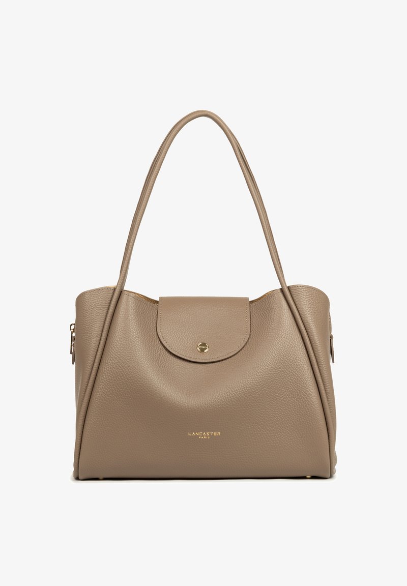 Sac à main en cuir taupe avec un rabat à l'avant et un bouton doré, de longues poignées et le logo Lancaster Paris en doré au centre avant.