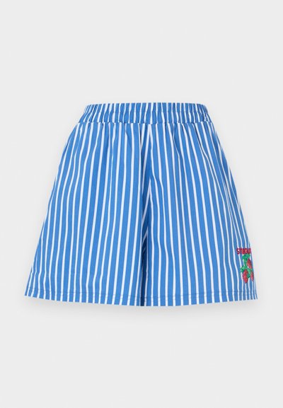 Μπλε και λευκό καρώ σορτς με ελαστική μέση και κεντημένο σχέδιο φράουλας στη δεξιά πλευρά. Κατασκευασμένο από βαμβάκι, ελεύθερη εφαρμογή.