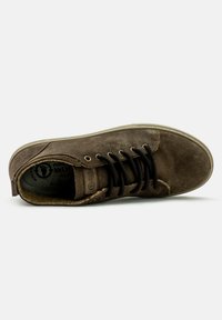 Barna velúr sneaker fekete fűzőkkel, kerek orral és kontrasztos bézs talppal. Az oldalán logó címke található, és texturált talpbetéttel rendelkezik.