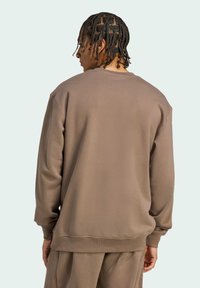 adidas Originals CREW - Sudadera - earth strata