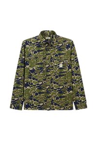 Chemise de camouflage avec des motifs verts, beiges et marine. Manches longues, fermeture à boutons sur le devant et deux poches poitrine avec un petit détail d'étiquette.