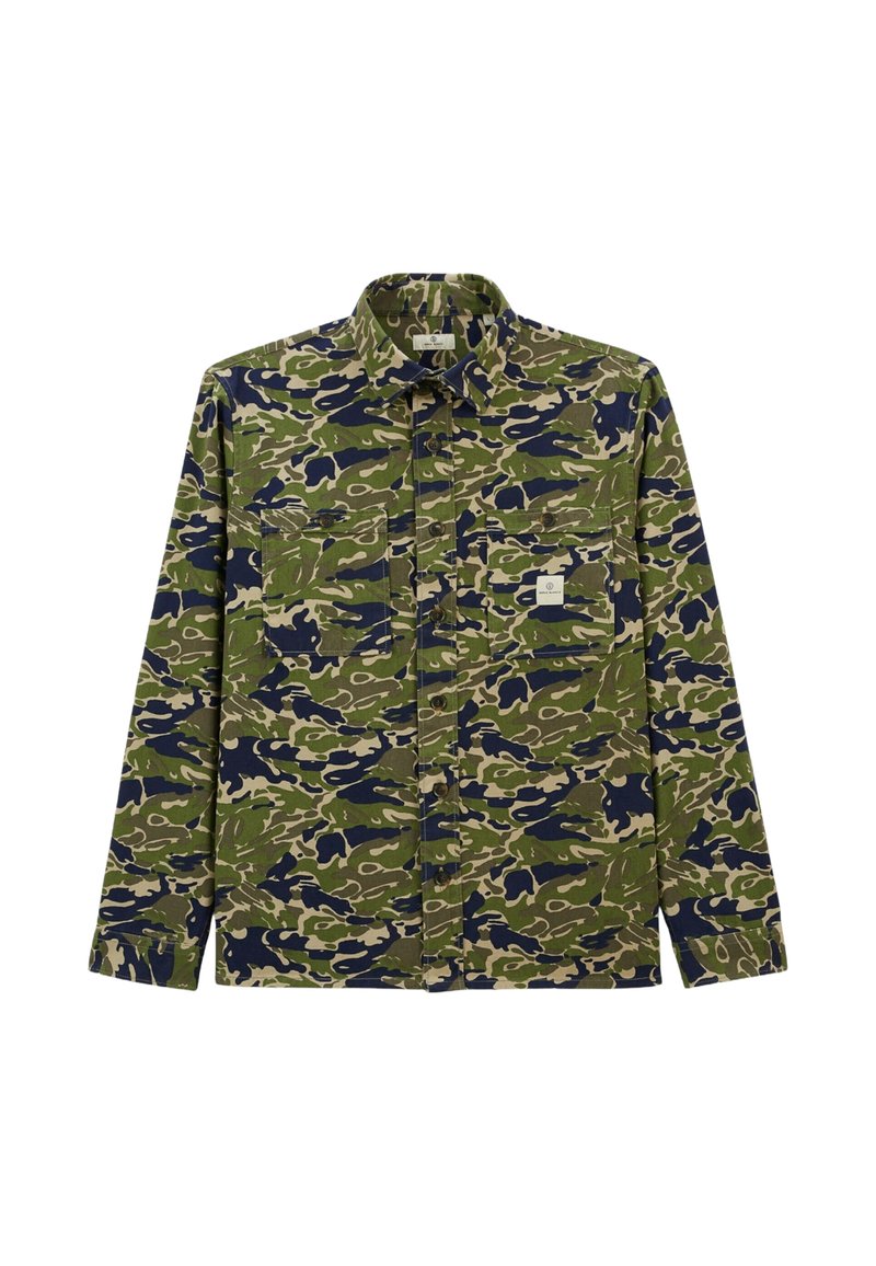Chemise de camouflage avec des motifs verts, beiges et marine. Manches longues, fermeture à boutons sur le devant et deux poches poitrine avec un petit détail d'étiquette.