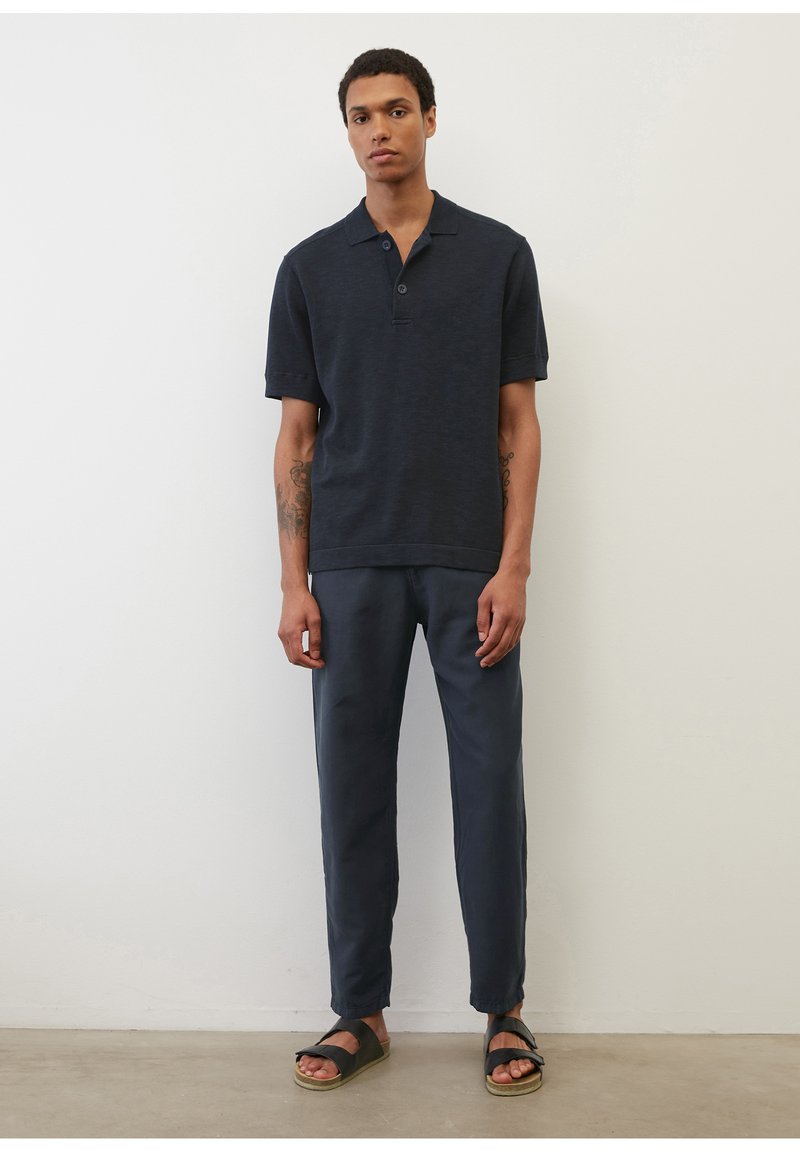 Herren Trainingsanzüge | Marc O'Polo MODELL BELSBO Jogginghose dark navy/blau - WJ77377 Herren Trainingsanzüge | Marc O'Polo MODELL BELSBO Jogginghose dark navy/blau - WJ77377