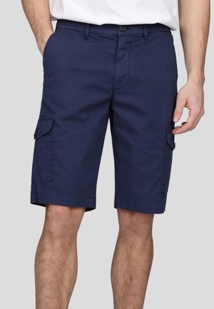 Shorts cargo bleu marine en coton, avec des poches latérales à rabat, fermeture à bouton et une finition droite se terminant au-dessus du genou.