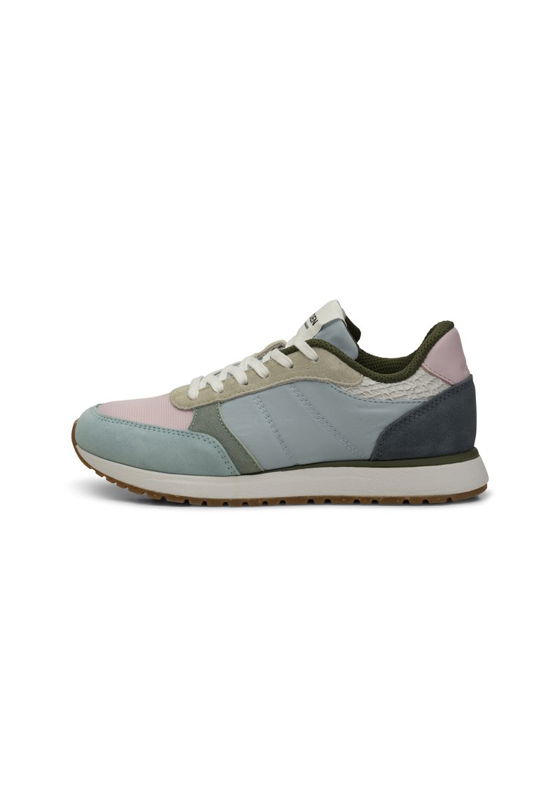 Sneaker mit blauen, grünen, rosa und grauen Lederpanelen, weißen Schnürsenkeln, strukturierten Akzenten und einer Gummisohle mit Profil.