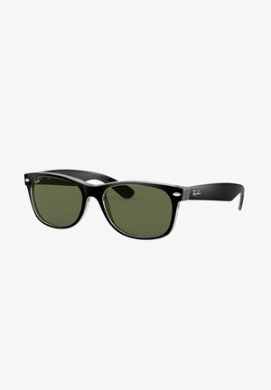 Occhiali da sole in plastica nera con lenti verde, forma a occhio di gatto, dettagli trasparenti sulla montatura e logo Ray-Ban sulle aste.