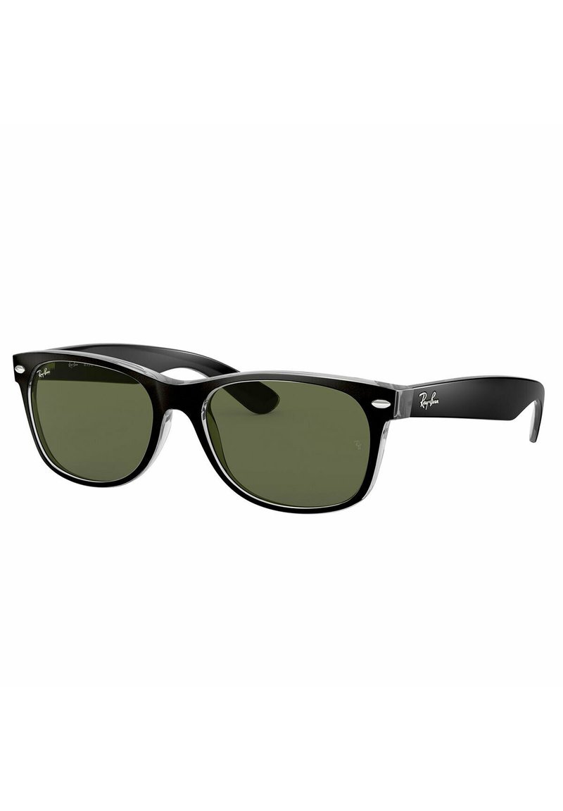 Occhiali da sole in plastica nera con lenti verde, forma a occhio di gatto, dettagli trasparenti sulla montatura e logo Ray-Ban sulle aste.