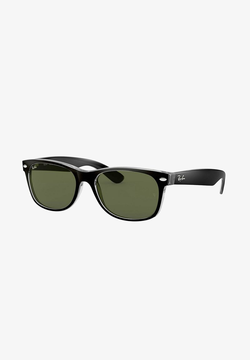 Occhiali da sole in plastica nera con lenti verde, forma a occhio di gatto, dettagli trasparenti sulla montatura e logo Ray-Ban sulle aste.