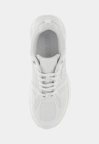 Scarpa sportiva bianca realizzata in mesh e materiali sintetici. Caratterizzata da una punta arrotondata, design con lacci e un branding discreto sulla linguetta e sul lato.