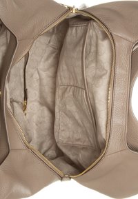 Bolso de mano de cuero marrón con cierre de cremallera, que cuenta con un interior espacioso forrado en beis y dos compartimentos. Incluye un pequeño bolsillo con cremallera.