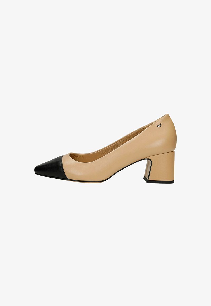 Escarpin beige en cuir à talon bas avec embout pointu noir et talon carré, arborant un petit logo métallique près du talon.