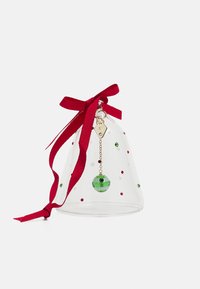 Adorno de vidrio transparente en forma de campana con lunares rojos y verdes, rematado con una cinta roja y un charm de cuentas verdes sujeto por una cadena dorada.