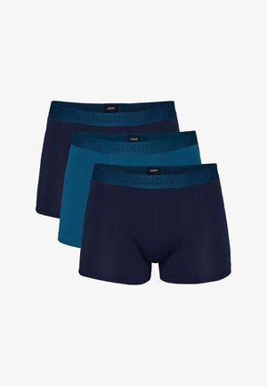 Drei eng anliegende Herren-Boxershorts in Marineblau und Blaugrün mit elastischen Bund, gebrandet mit "JOOP!", überlappend angeordnet.