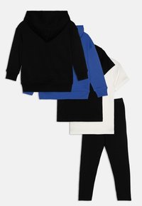Quattro capi di abbigliamento: due felpe con cappuccio, una nera e una blu, due magliette a maniche corte, una nera e una bianca, e leggings neri, tutti in materiale di cotone.