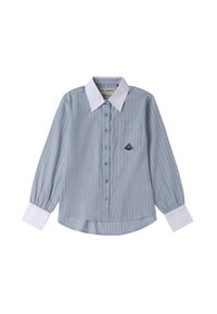 Camicia a righe blu chiaro con maniche lunghe, colletto e polsini bianchi a contrasto, chiusura frontale con bottoni e piccolo logo sulla tasca del petto.