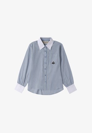 Camicia a righe blu chiaro con maniche lunghe, colletto e polsini bianchi a contrasto, chiusura frontale con bottoni e piccolo logo sulla tasca del petto.