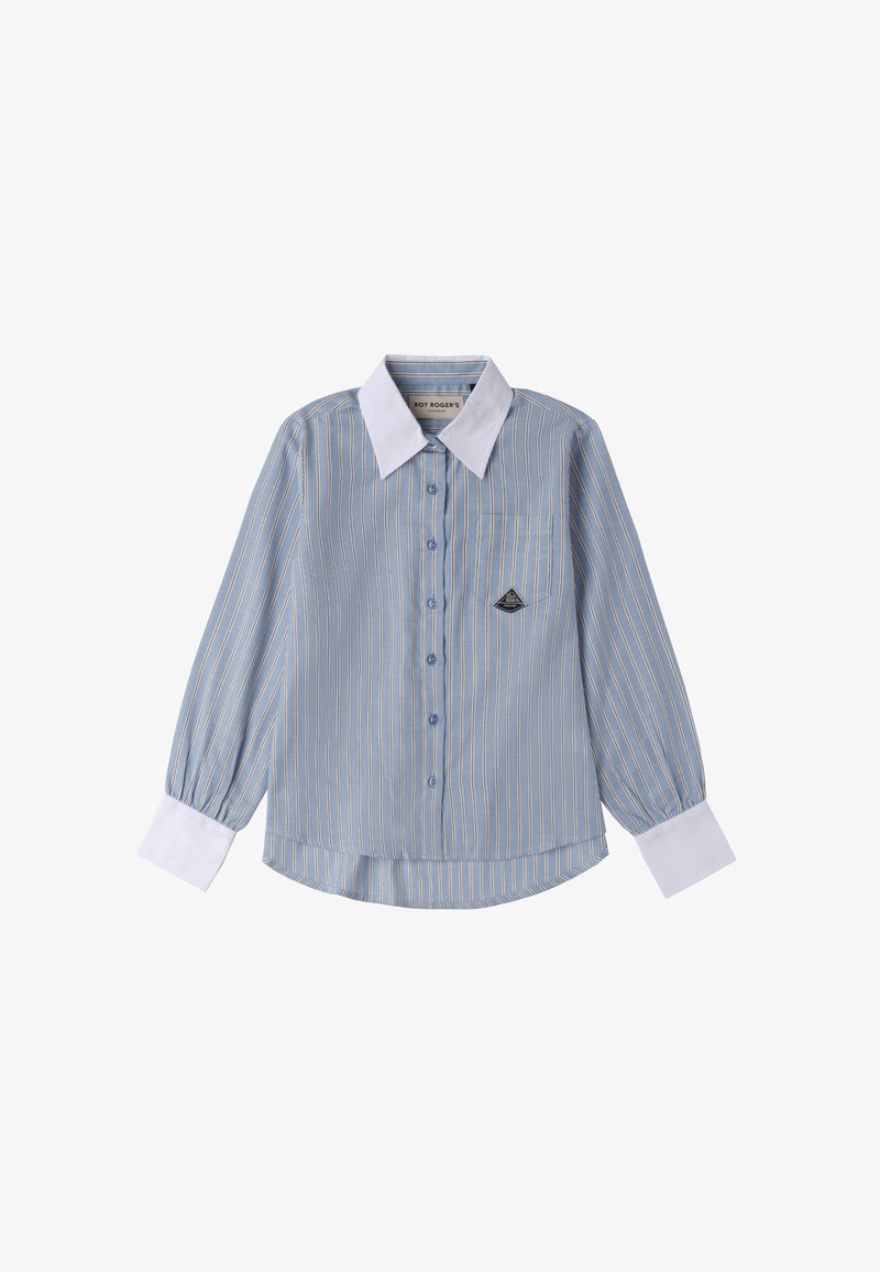 Camicia a righe blu chiaro con maniche lunghe, colletto e polsini bianchi a contrasto, chiusura frontale con bottoni e piccolo logo sulla tasca del petto.