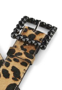Cinturón de estampado de leopardo hecho de tela texturizada que cuenta con una hebilla cuadrada adornada con un cristal negro y un asta central para el cierre.