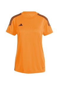 Oranje sport T-shirt van gladde stof, met korte mouwen, een ronde halslijn en donkere accentstrepen op de schouders.
