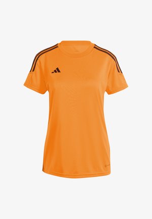 Oranges sportliches T-Shirt aus glattem Material, mit kurzen Ärmeln, einem runden Ausschnitt und dunklen Akzentstreifen auf den Schultern.