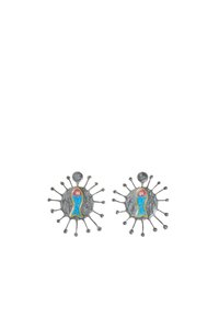 Pendientes de plata con un patrón texturizado central que presenta un vibrante diseño de pez azul, acentuado con detalles en rosa y amarillo y perlas esféricas.