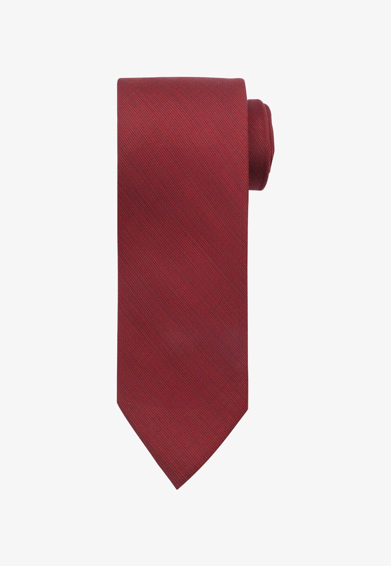 Vouwde rode stropdas met een subtiel diagonaal textuurpatroon op een witte achtergrond.