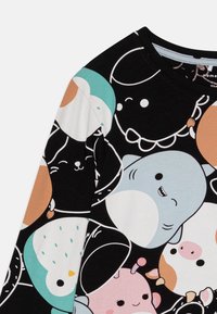 Langarmhemd mit schwarzem Hintergrund, das ein farbenfrohes, cartoonhaftes Tiermuster in Hellblau, Orange, Weiß und Pink zeigt. Aus weichem Baumwollmaterial.